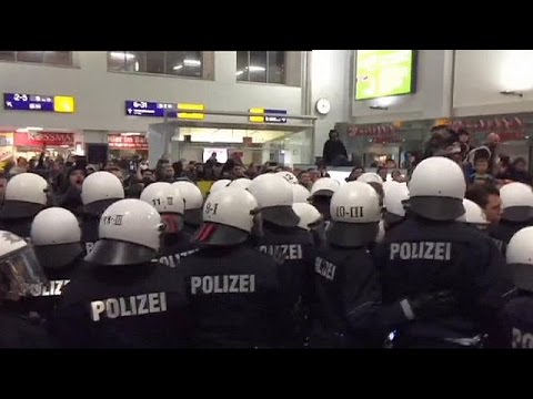 شاهد الشرطة تفصل بين نازيين جدد ومعارضين لهم