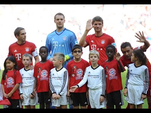 شاهد بايرن ميونيخ يصطحب أطفالًا لاجئين في مباراته