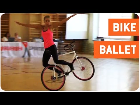 متسابقة تشيكية تلعب الجمباز على دراجة هوائية