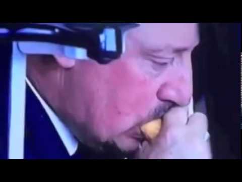 شاهد مدرب ريال مدريد يلتهم “ساندويتش” خلال لقاء اسبانيول