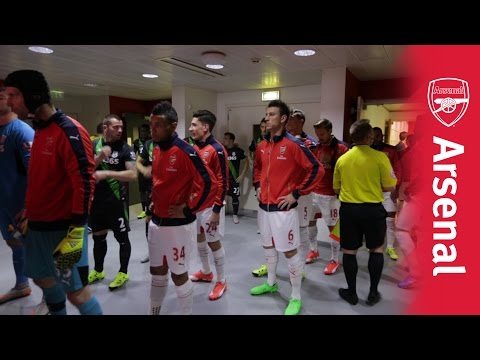 سانشيز يحتج على قصر القامة بتمزيق بوستر أرسنال