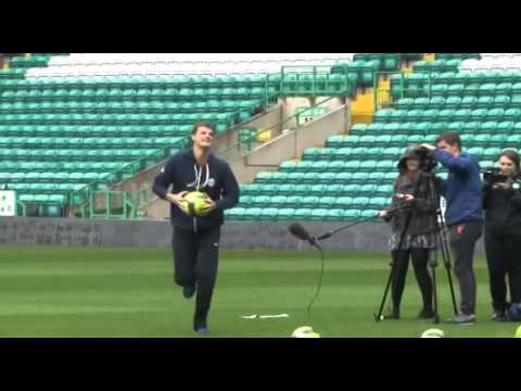 شاهد أندي موراي يلعب كرة القدم مع شباب سيلتك الأسكتلندي