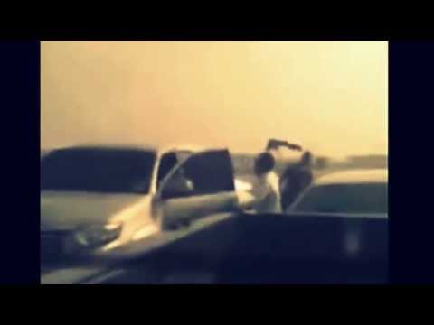 بالفيديو معركة بالساطور بين قائدي سيارتين