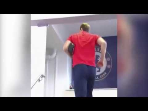 شاهد حارس أرسنال يذهب إلى غرفة ملابس تشيلسي