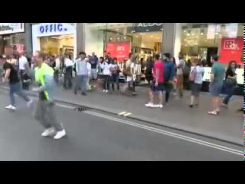 شاب يعبر طريقًا بقفزة واحدة