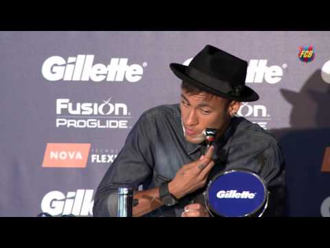 نيمار يحلق ذقنه في مؤتمر صحافي