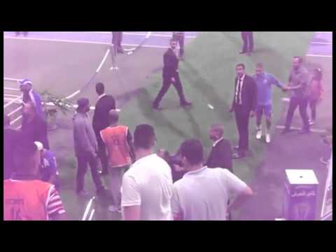 شاهد لحظة الاعتداء على حكم مباراة اتحاد طنجة وأولمبيك خريبكة