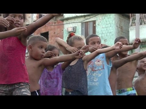 شاهد أطفال ريو يكتشفون الرماية بالسهام قبل الألعاب الاولمبية