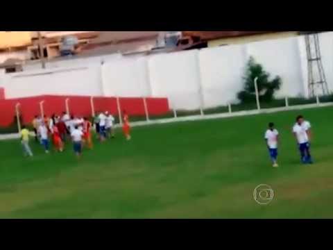 شاهد حكم برازيلي يُشهر سلاحه بعد تعرضه لاعتداء من لاعب