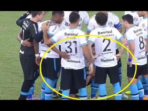 شاهد لاعب برازيلي ترصده الكاميرا يتبول في الملعب