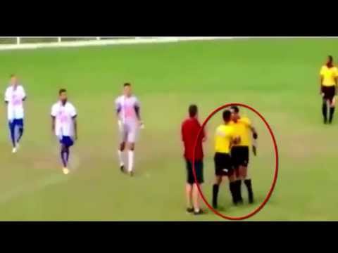 بالفيديو حكم يُشهر مسدسًا في وجه لاعب