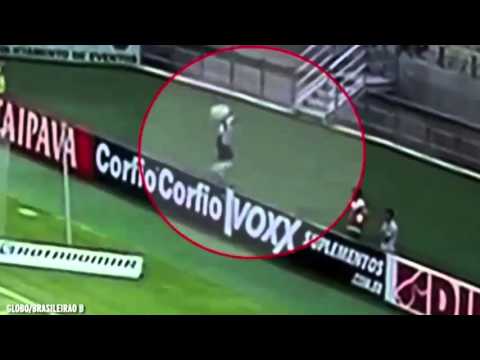 شاهد تميمة فريق تعترض على عدم احتساب هدف