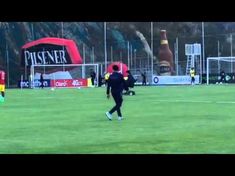 شاهد مدرب الأكوادور يقود التدريب بـسكوتر