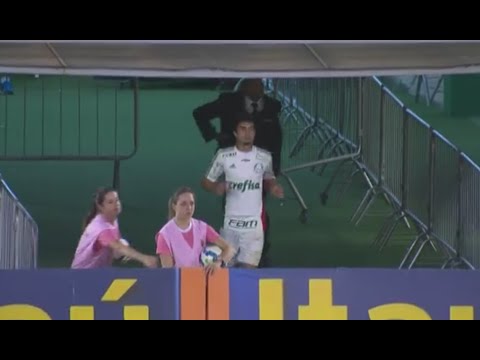 شاهد حكم برازيلي يعيد لاعبًا من غرفة الملابس بعد طرده