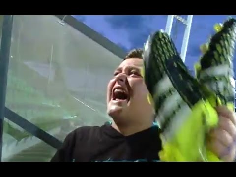 شاهد طفل ينهمر في البكاء بعد الحصول على حذاء وقميص كاسياس