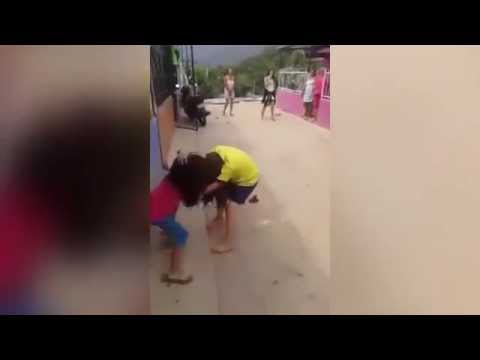 شاهد خناقة شوارع بين طفلتين برعاية والدتيهما