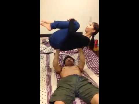 رجل يرفع الأثقال بزوجته