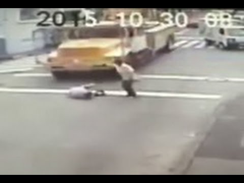 بالفيديو امرأة محظوظة تنجو من الموت بأعجوبة