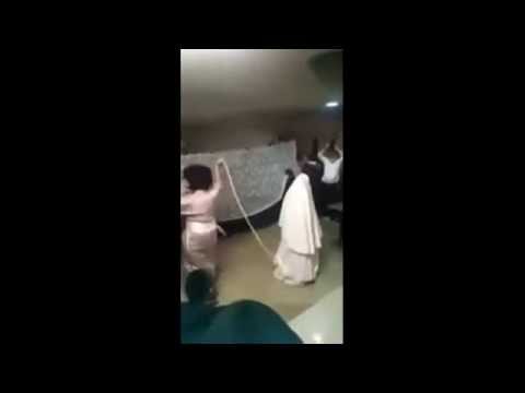 شاهد طقوس غريبة خلال حفل زفاف يهودي