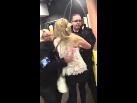 شاهد لحظة طرد امرأة رفضت الخروج من أحد المطاعم