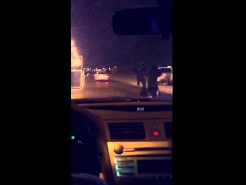 بالفيديو فتاة سعودية تلقي نفسها من سيارة خاطفها