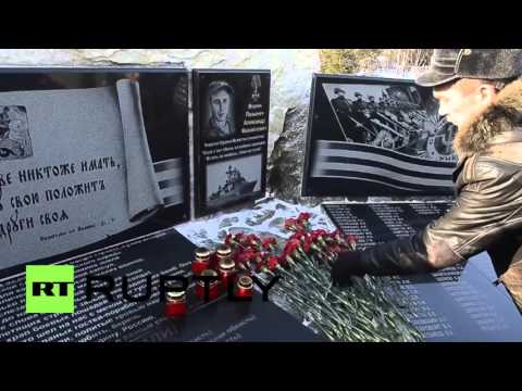 شاهد لوحة تذكارية تكريما لعسكريين قضيا في سورية