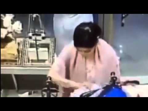 شاهد فتاة تسرق قطعة ملابس بطريقة ماكرة من محل