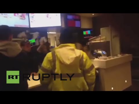 شاهد امرأة توجِّه كلمات عنصرية إلى إحدى البائعات