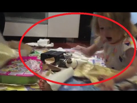 شاهد رد فعل هستيري لطفلة حصلت على هدية الكريسماس