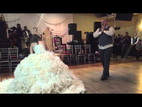 شاهد أب يقدم وصلة رقص مجنونة مع ابنته