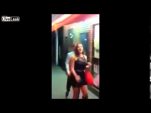 بالفيديو رد فعل فتاة حسناء على رجل تحرش بها