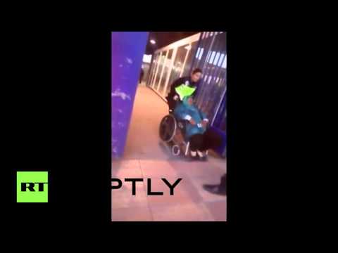 شرطيان إسبانيان يقذفان بمهاجرة مغربية مُقعدة من فوق كرسيها المتحرك