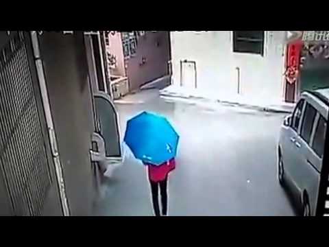 شاهد لصّان يسرقان فتاة صينية ويطرحانها أرضًا