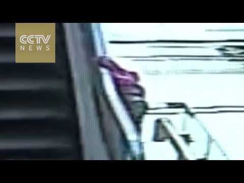 بالفيديو لحظة وفاة طفلة بعد سقوطها