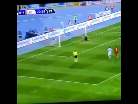 احتفال متهور مع لوحة إعلانات ينتهي بشكل كوميدي
