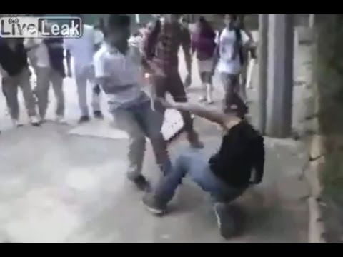 شاهد ماذا حدث لـبلطجي سخر من حقيبة طالب