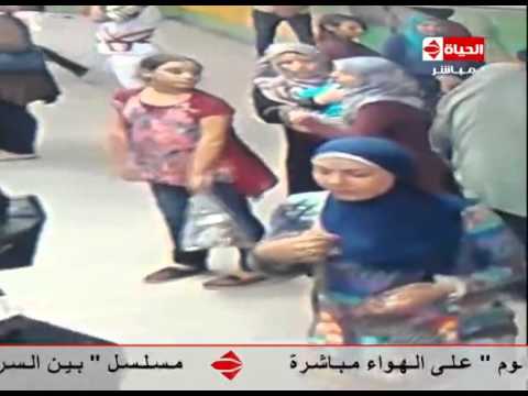 شاهد لحظة سرقة فتاة لسيدة منتقبة داخل محطة مترو