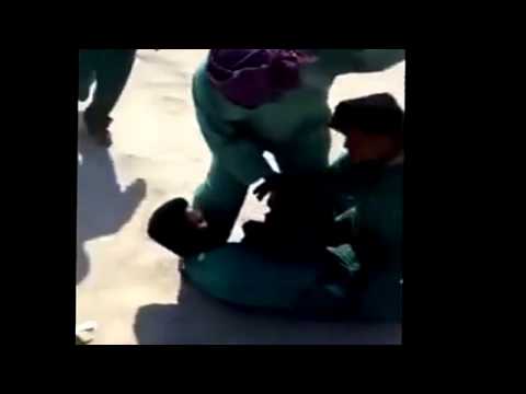 بالفيديو شجار عنيف بين عامليّ نظافة خليجيين في الشارع