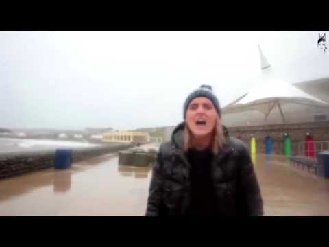 بالفيديو سمكة تخرج من موجة وتضرب فتاة في وجهها