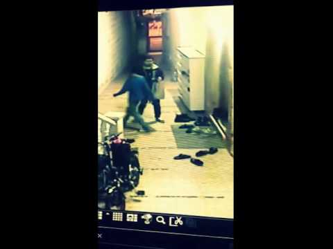 كاميرا مراقبة تكشف لصًا يسرق أحذية المصلين