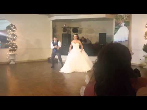 شاهد أب يشارك ابنته رقصة مجنونة في حفل زفافها