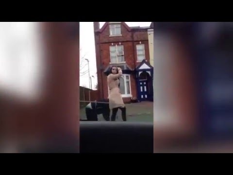 فتاة بريطانية تسحب رجلًا خلفها مثل الكلب