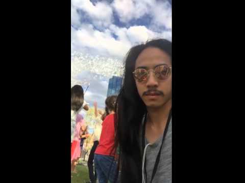 بالفيديو طفلة تركل مصورا في وجهه