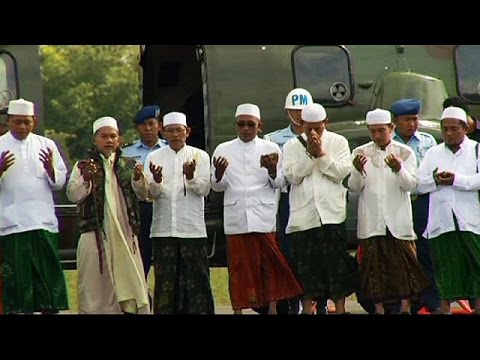 أقارب ضحايا طائرة آير آسيا يبتهلون في موقع الحادث