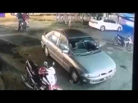 شاهد لحظة الهجوم بساطور على رجل  داخل مطعم