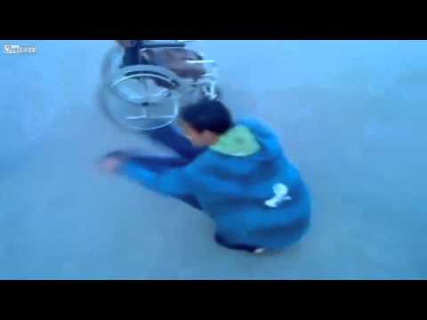 شاهد رجل يصاب بالصدمة عقب ضربه معوّق