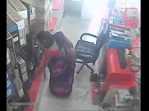 بالفيديو 500 ألف مشاهدة لامرأة تسرق لاب توب