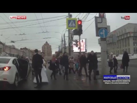 شاهد خناقة بين عريس وعروسه في الشارع