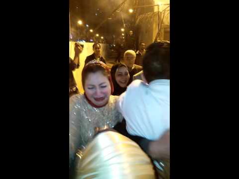 بالفيديو عريس يفاجئ عروسًا ويتسبّب في بكائها