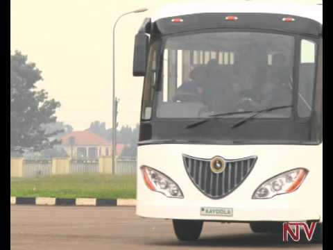 شاهد أوغندى يصنع أول أوتوبيس يعمل بالطاقة الشمسية في أفريقيا